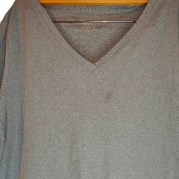 No Boundaries Grey Ribbed V-Neck Tee - Picture 3 of 4